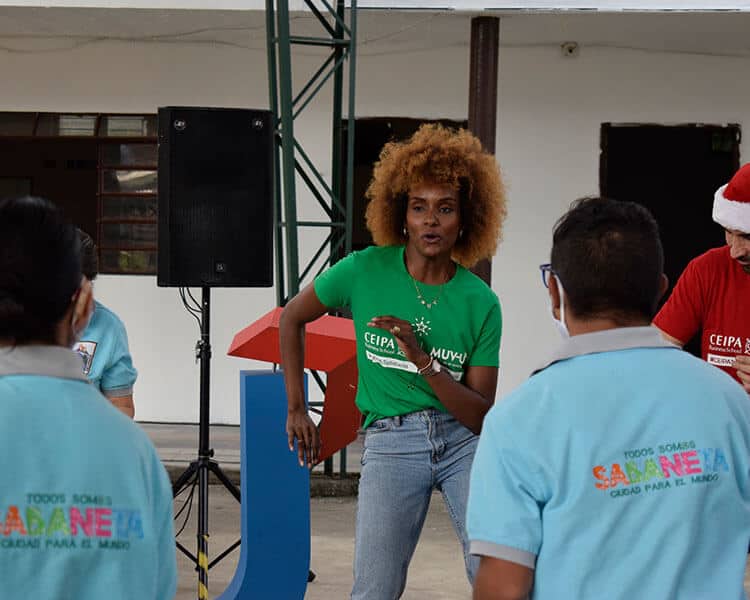 (Yuri Copete, Señorita Chocó 2020, enseñando pasos de baile a miembros del CAIPD)