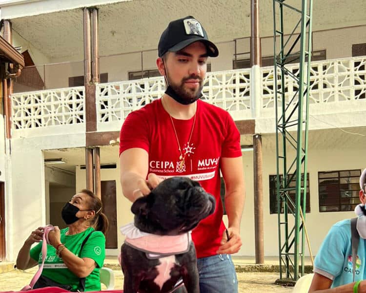 (El influenciador Isaac Carvajal preparó una actividad junto a su perrita para los miembros del CAIPD)