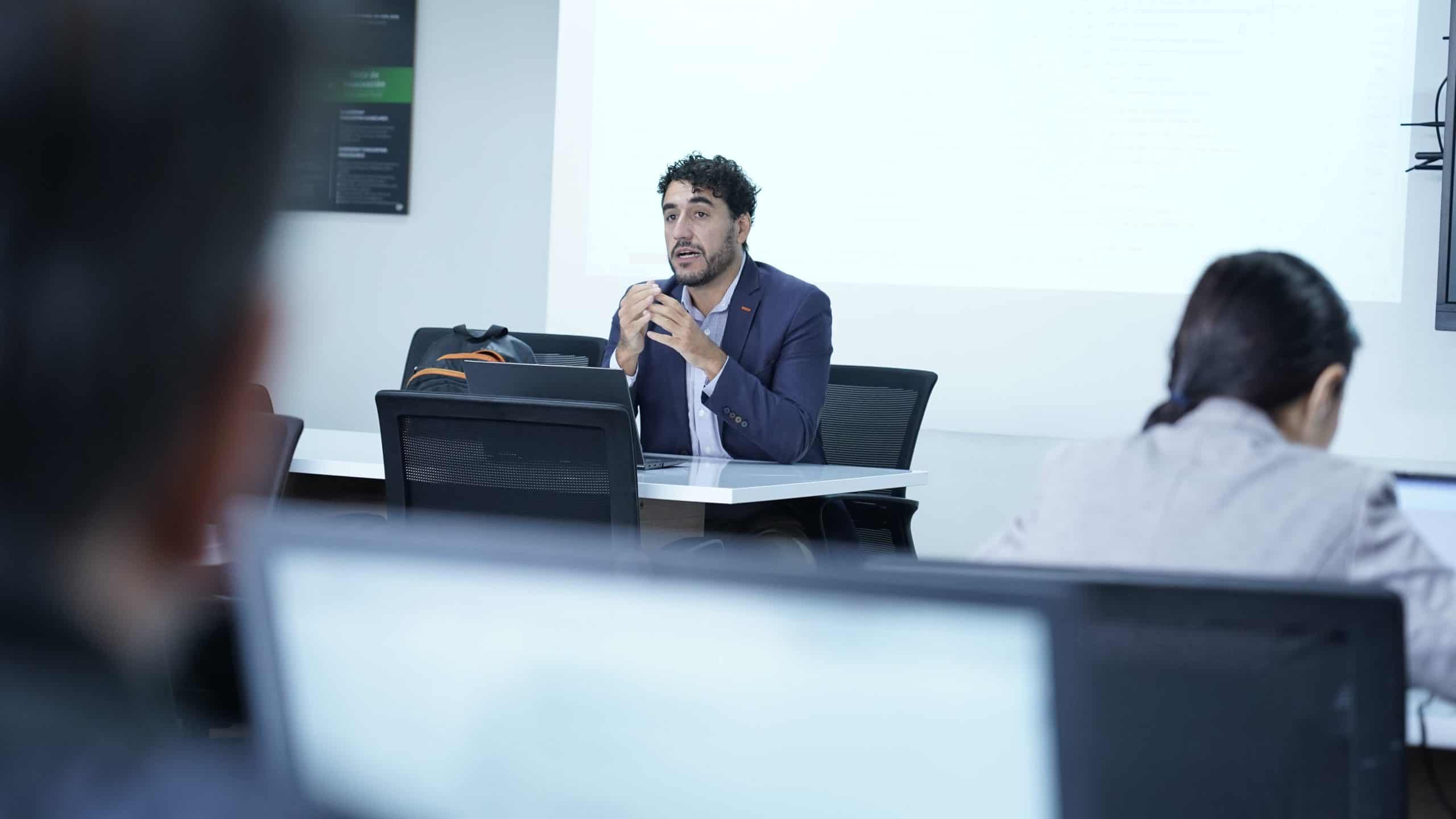 profesor de CEIPA enseñando a los estudiantes desde un Modelo Pedagógico innovador.