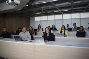 Estudiantes de un MBA en su salón de clases.