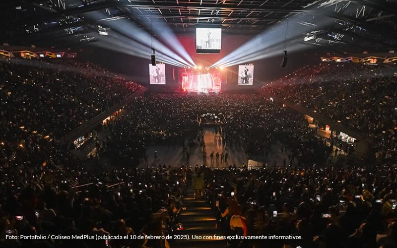 Escenario principal de Stream Fighters 4 con miles de espectadores siguiendo la transmisión en vivo.