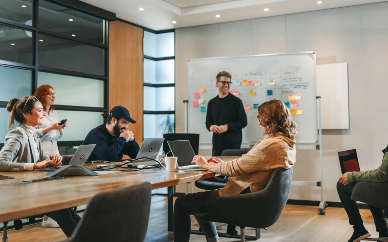 Perfiles laborales múltiples en Colombia: ¿oportunidad, ahorro o explotación?