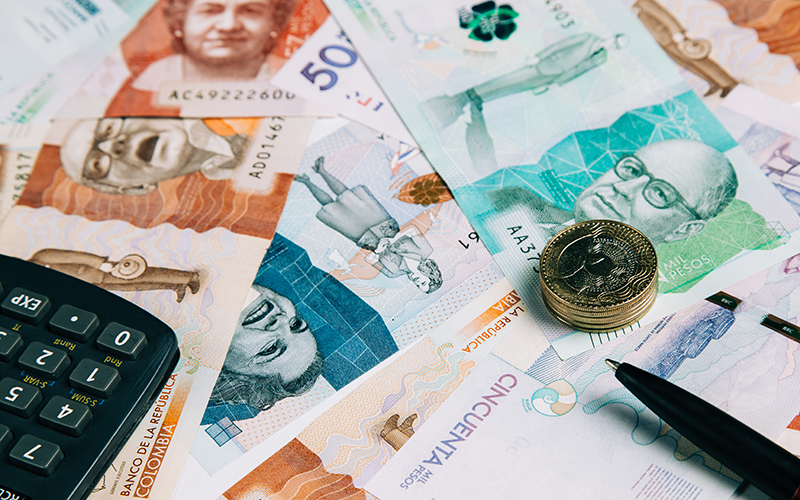 El alza del salario vital en Colombia: análisis económico desde dos teorías clave