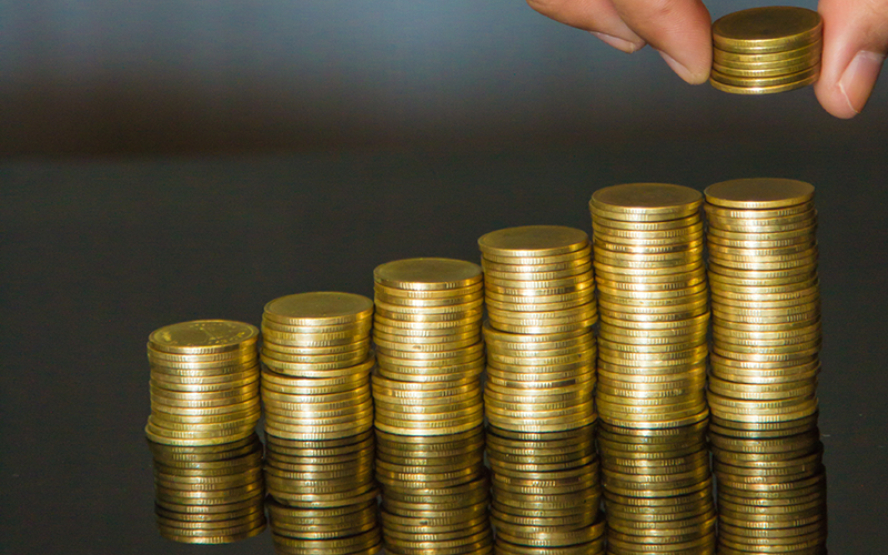 El alza del salario vital en Colombia: análisis económico desde dos teorías clave