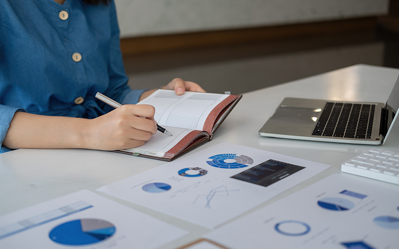 El alza del salario vital en Colombia: análisis económico desde dos teorías clave