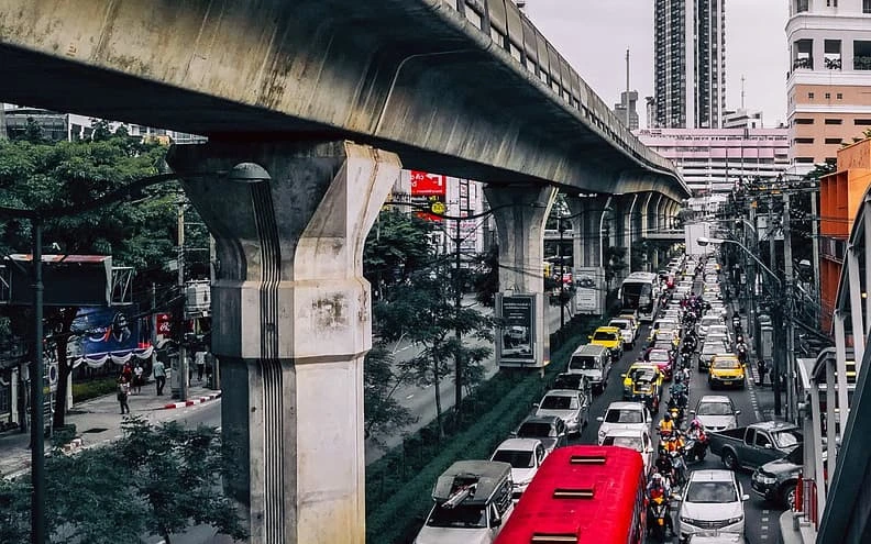 Congestión vehicular en Colombia: cifras, ciudades más afectadas y soluciones reales para reducir el tráfico